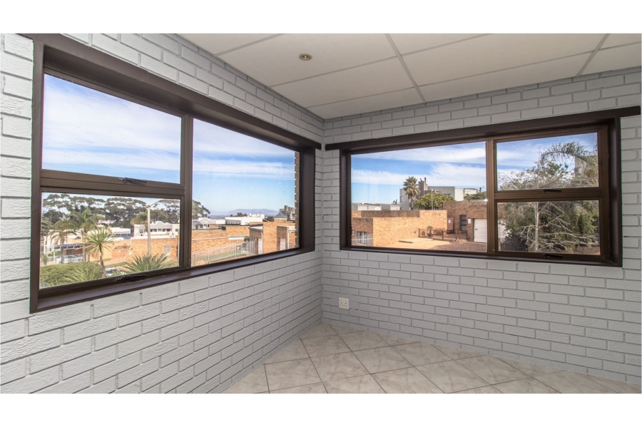 7 Bedroom Property for Sale in Loevenstein Western Cape